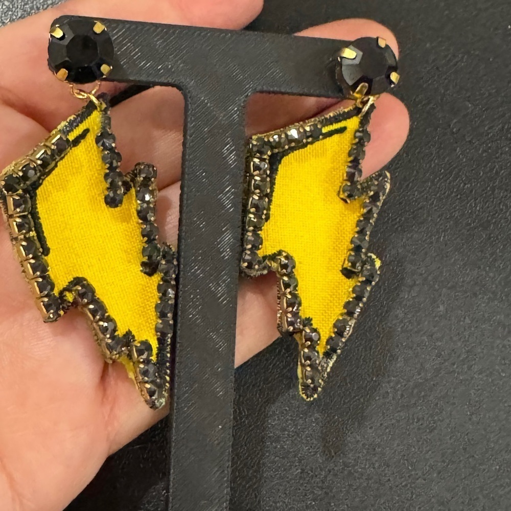 ⚡ Bold Yellow Lightning Bolt Earrings - Picture 2 of 6